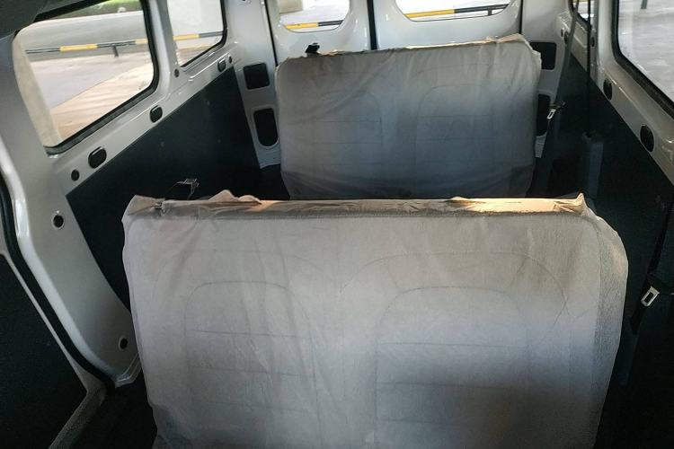 Used Wuling Yangguang 2024 300KM Comfort Version Passenger Van 75kW