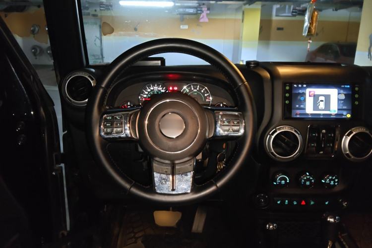 Used Jeep Wrangler 2015 3.0L Sahara Four-Door Comfort Edition Steering Wheel