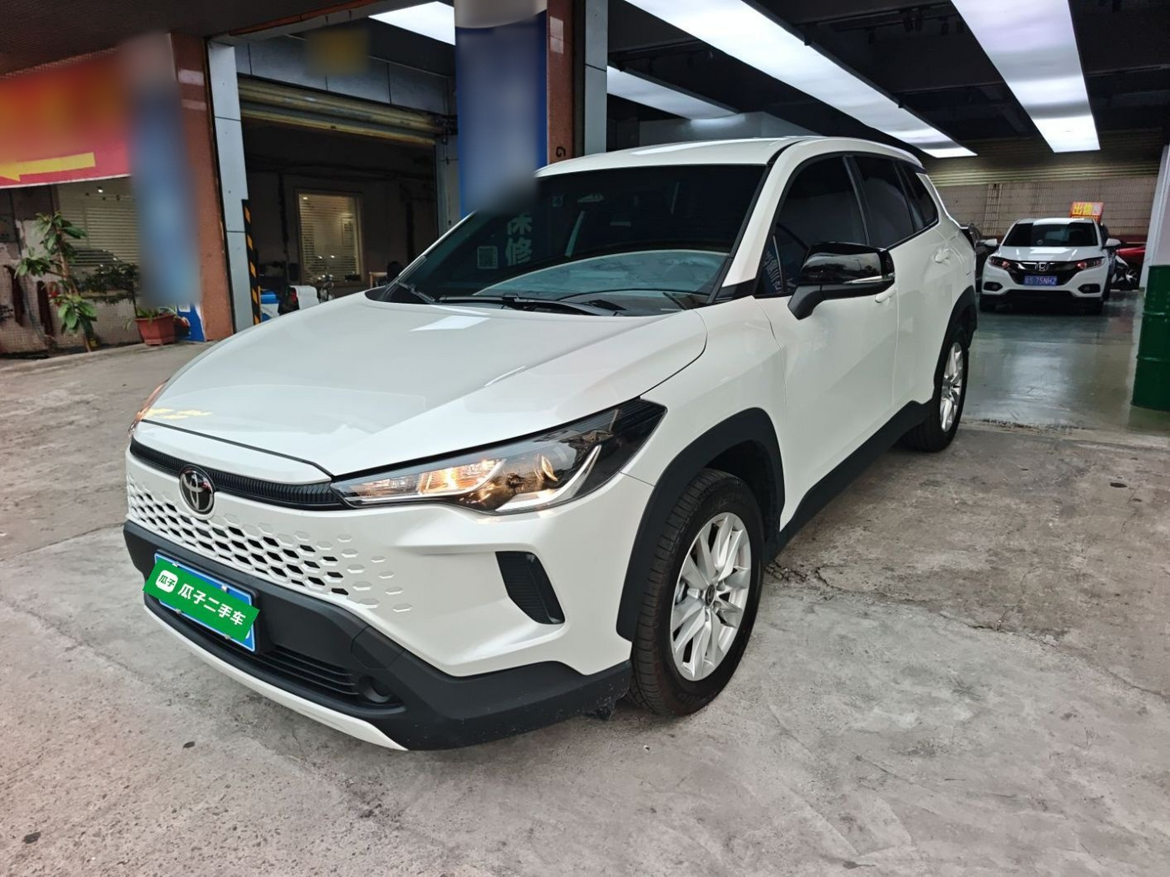 تحت مقدمة السيارة