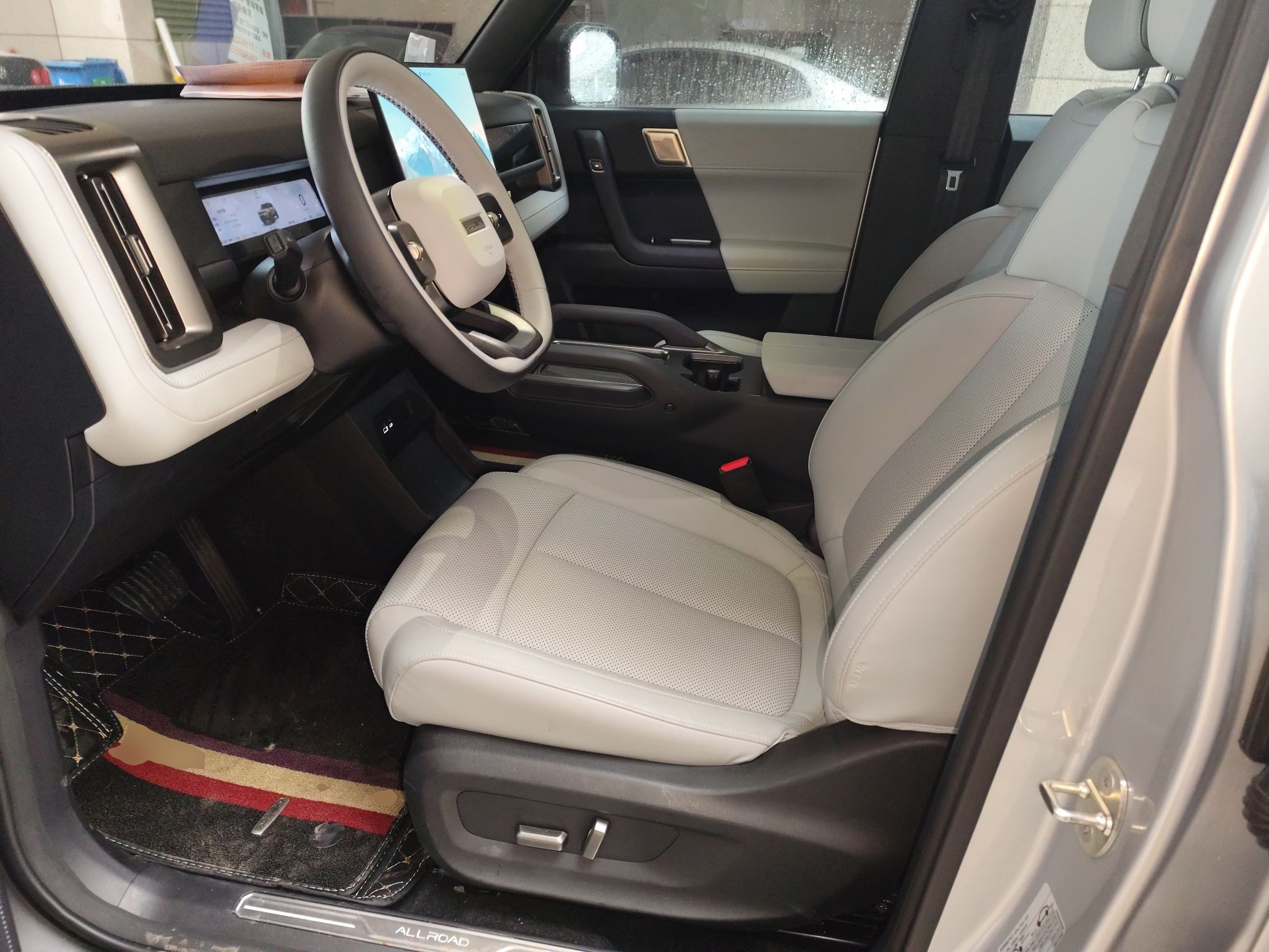 المقاعد الأمامية داخل السيارة