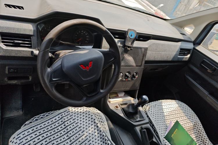 Used Wuling Hongguang PLUS 2020 1.5L Manual Standard Edition 5 Seats Center Console