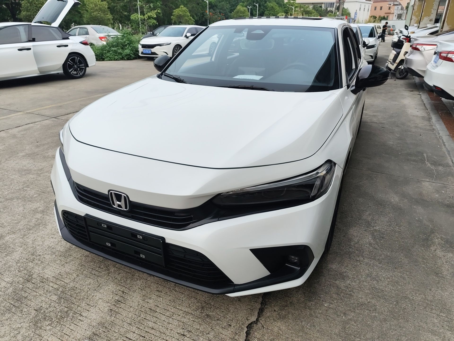 Под передней частью автомобиля