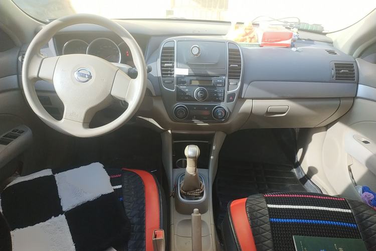 Used Nissan Sylphy 2012 Classic 1.6XE Manual Comfort Edition Center Console