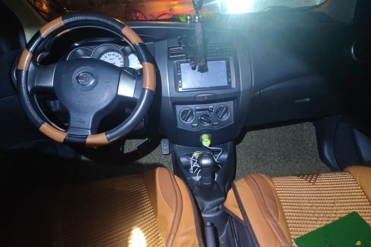 Used Nissan Livina 2010 Jingrui Edition 1.6L Manual Standard Model Center Console