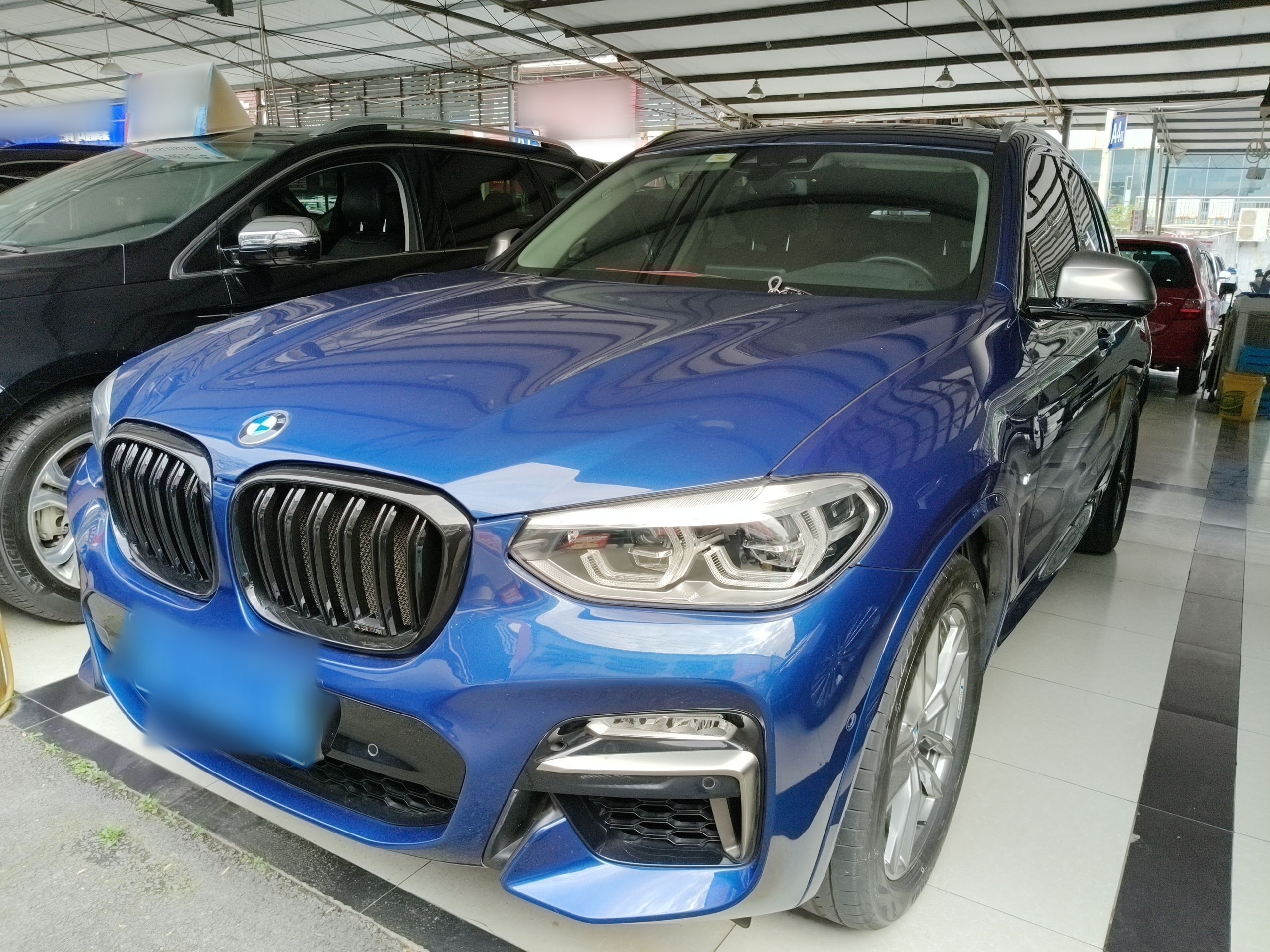 Под передней частью автомобиля