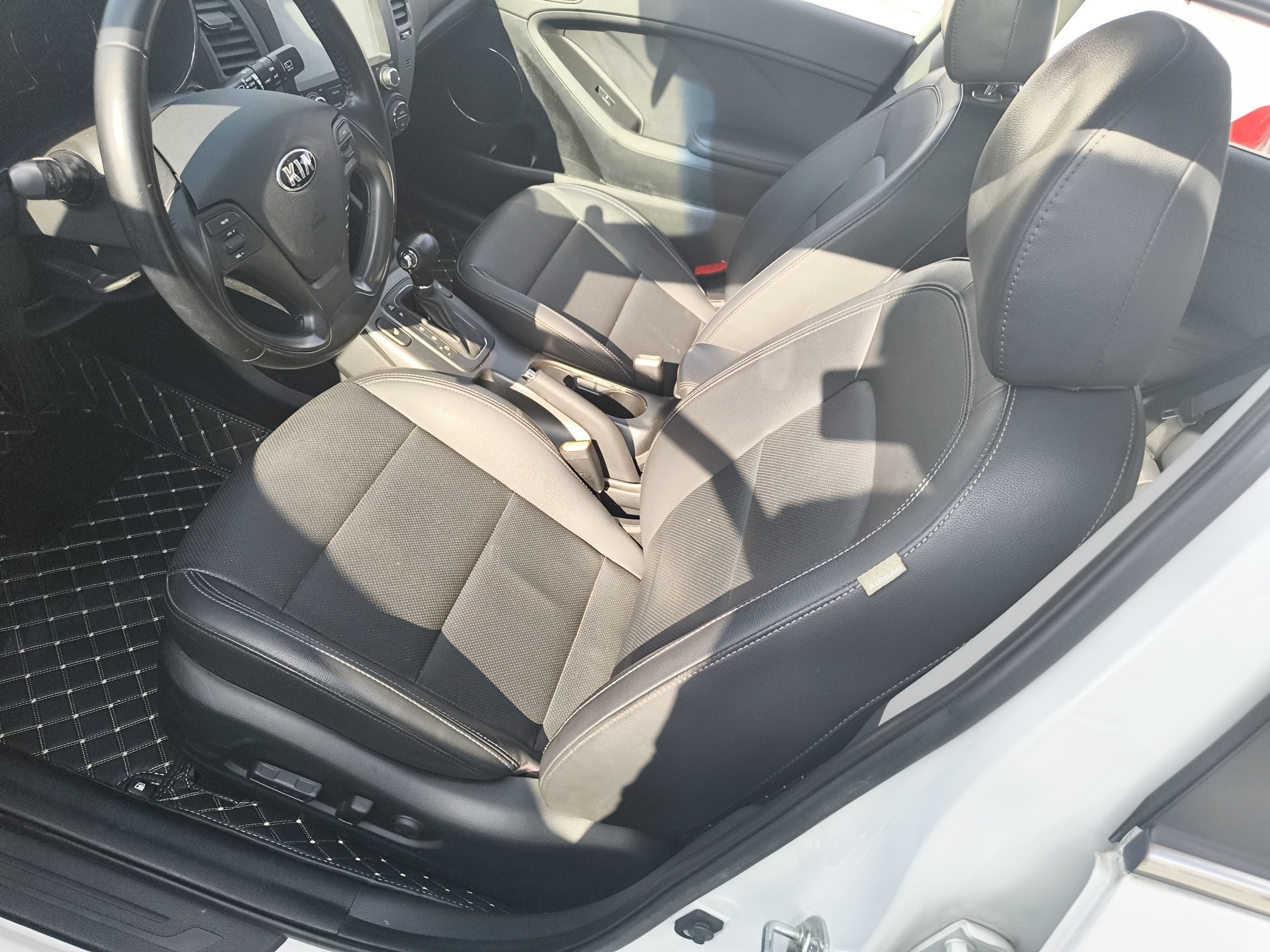 المقاعد الأمامية داخل السيارة