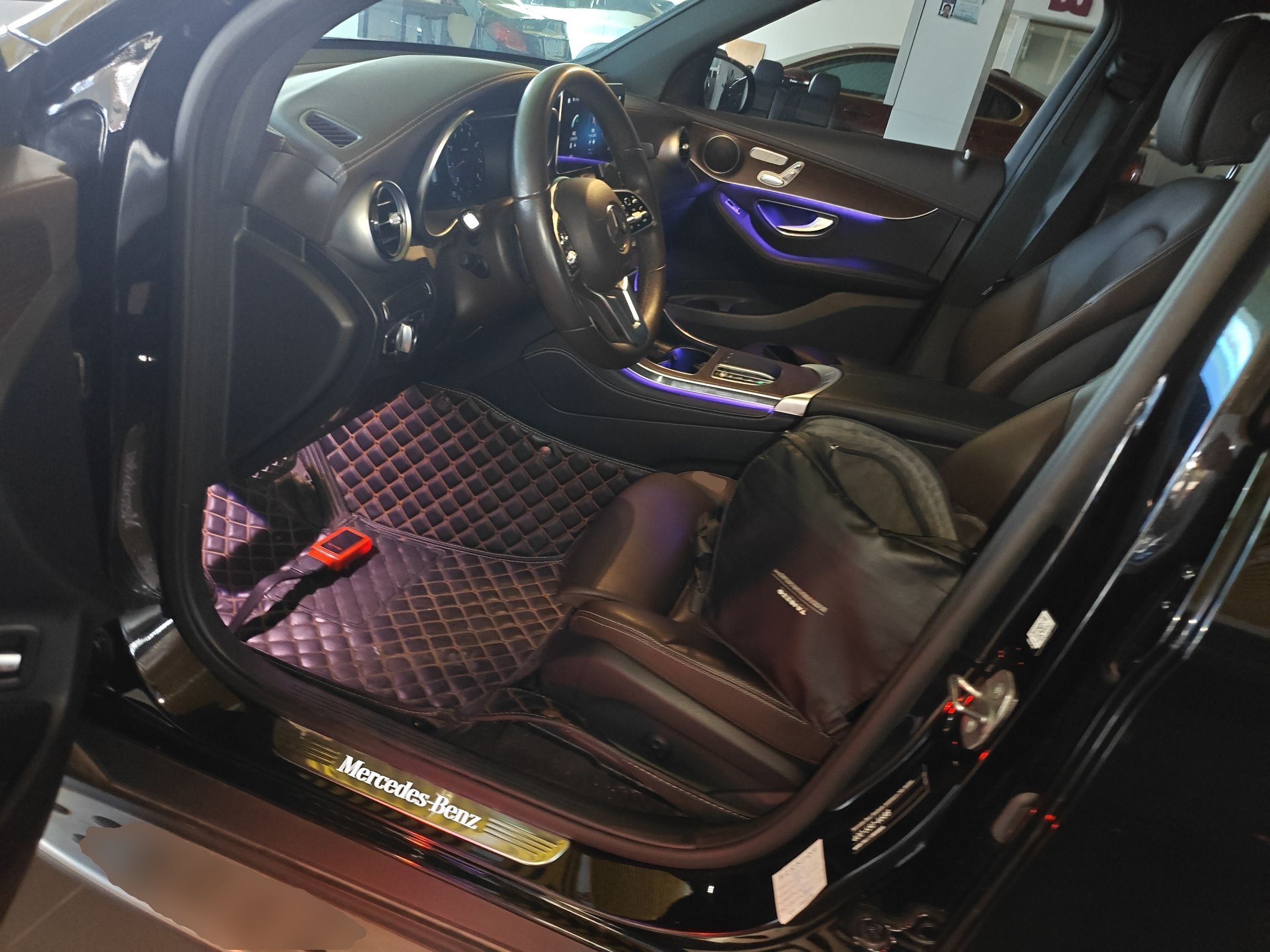 المقاعد الأمامية داخل السيارة