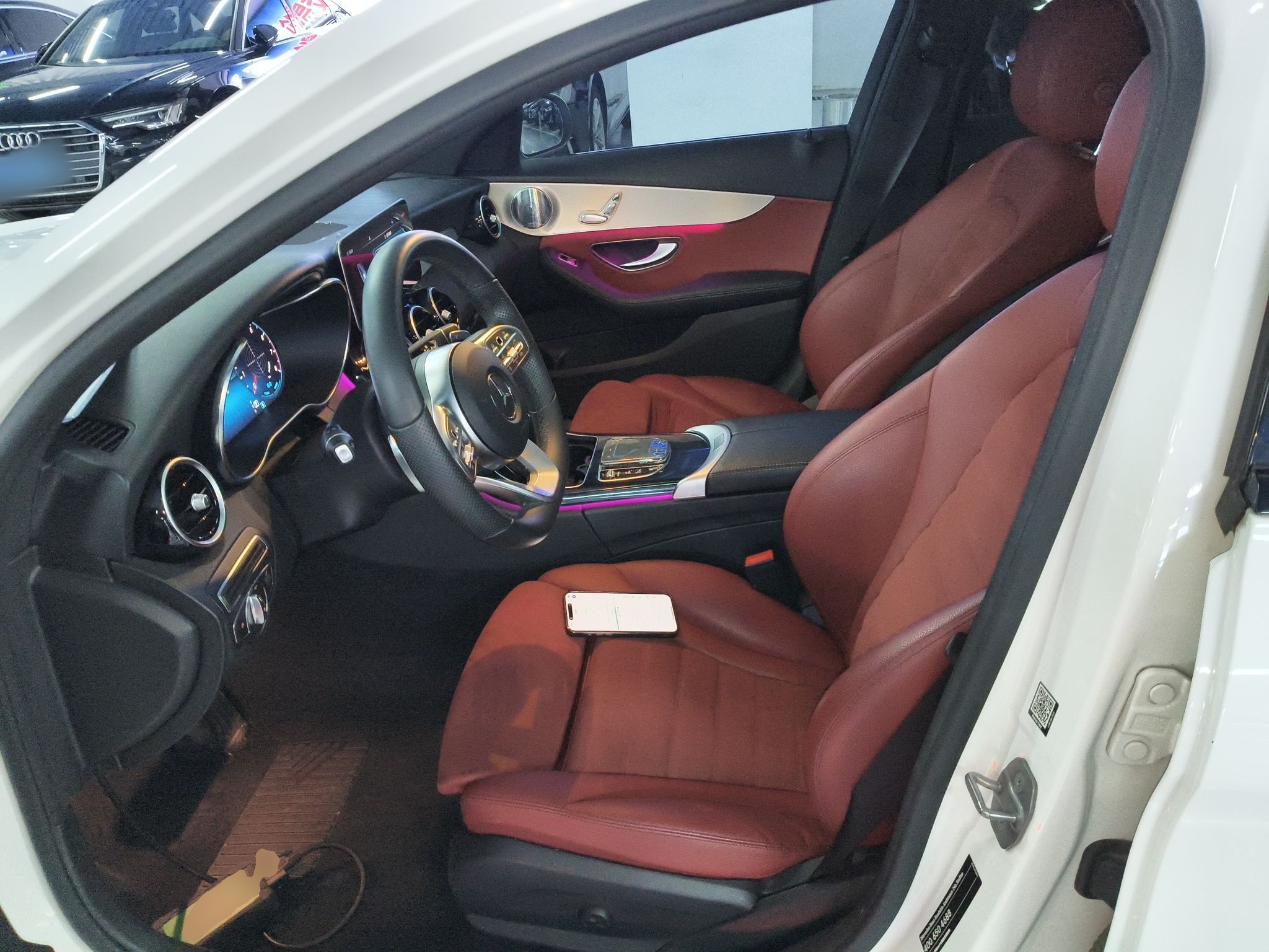 المقاعد الأمامية داخل السيارة