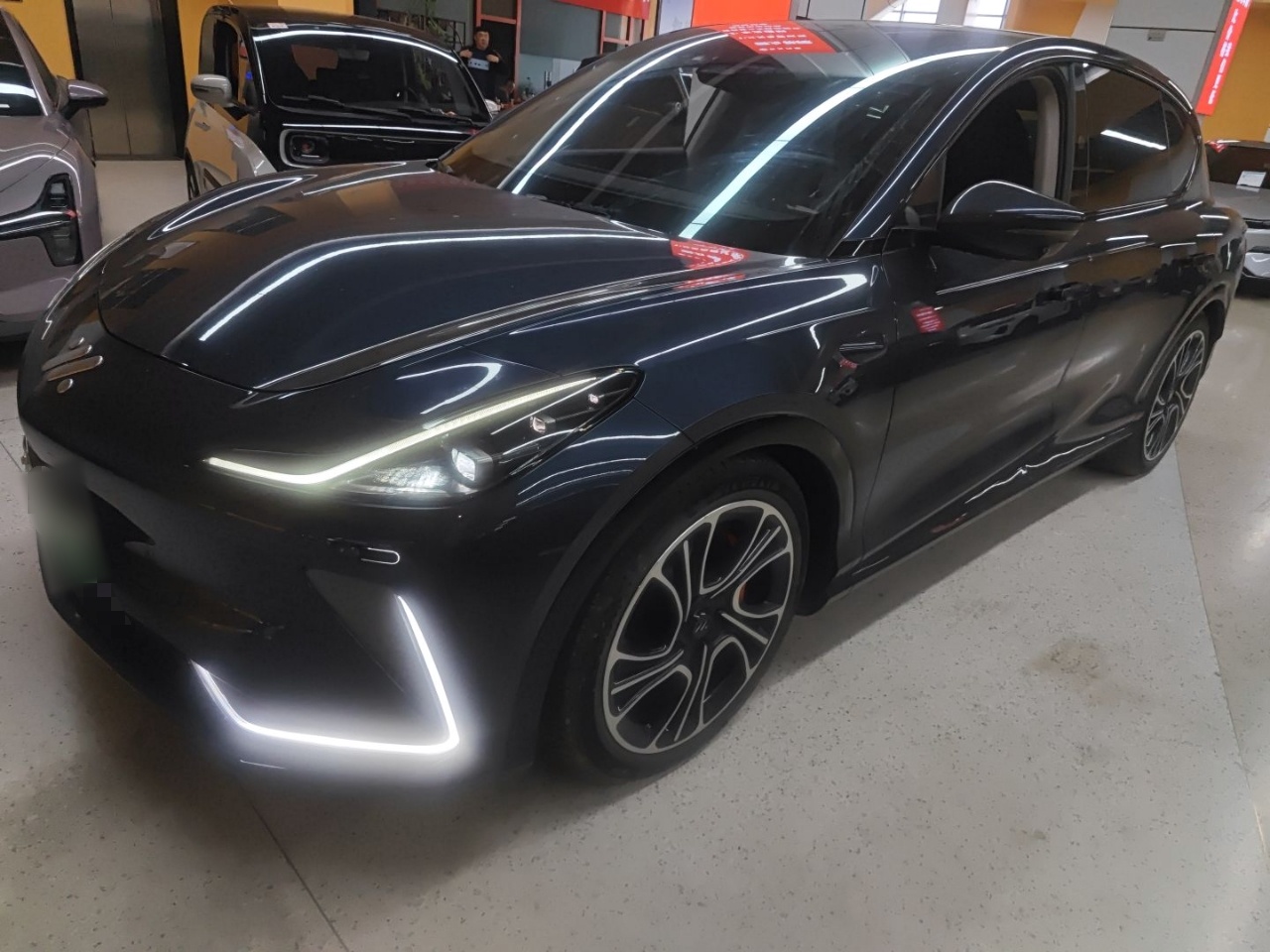 تحت مقدمة السيارة