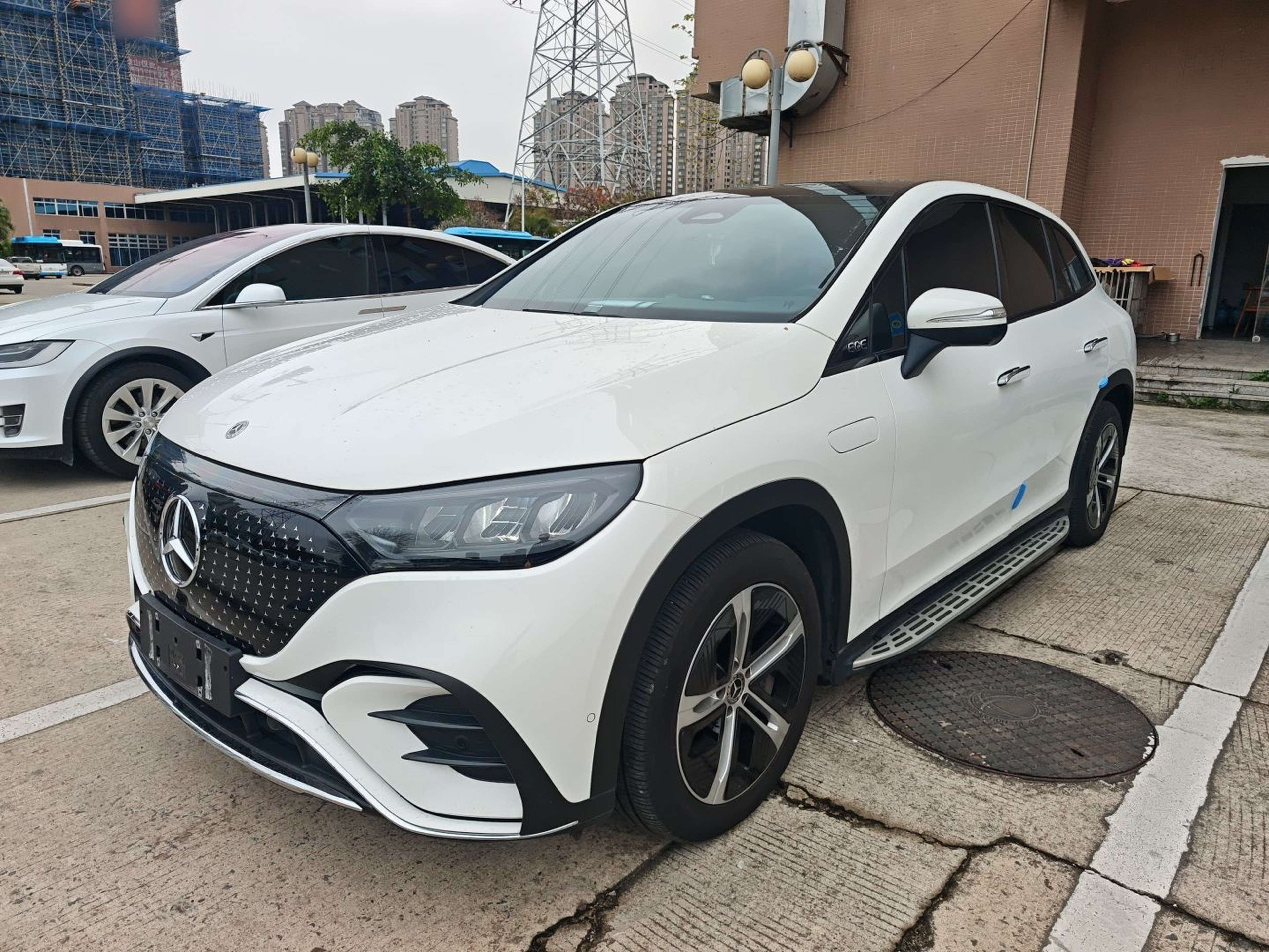 Под передней частью автомобиля