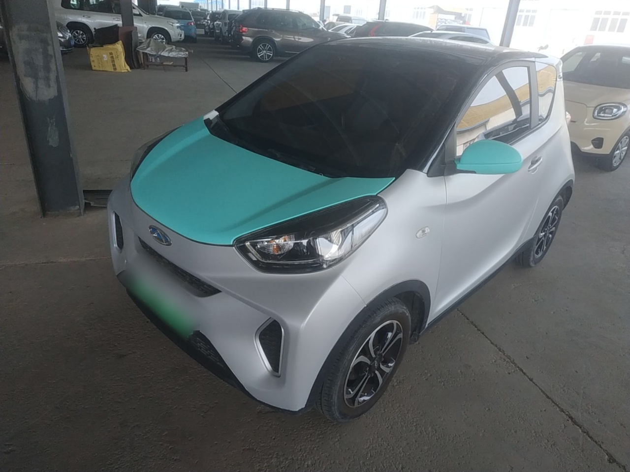 Под передней частью автомобиля