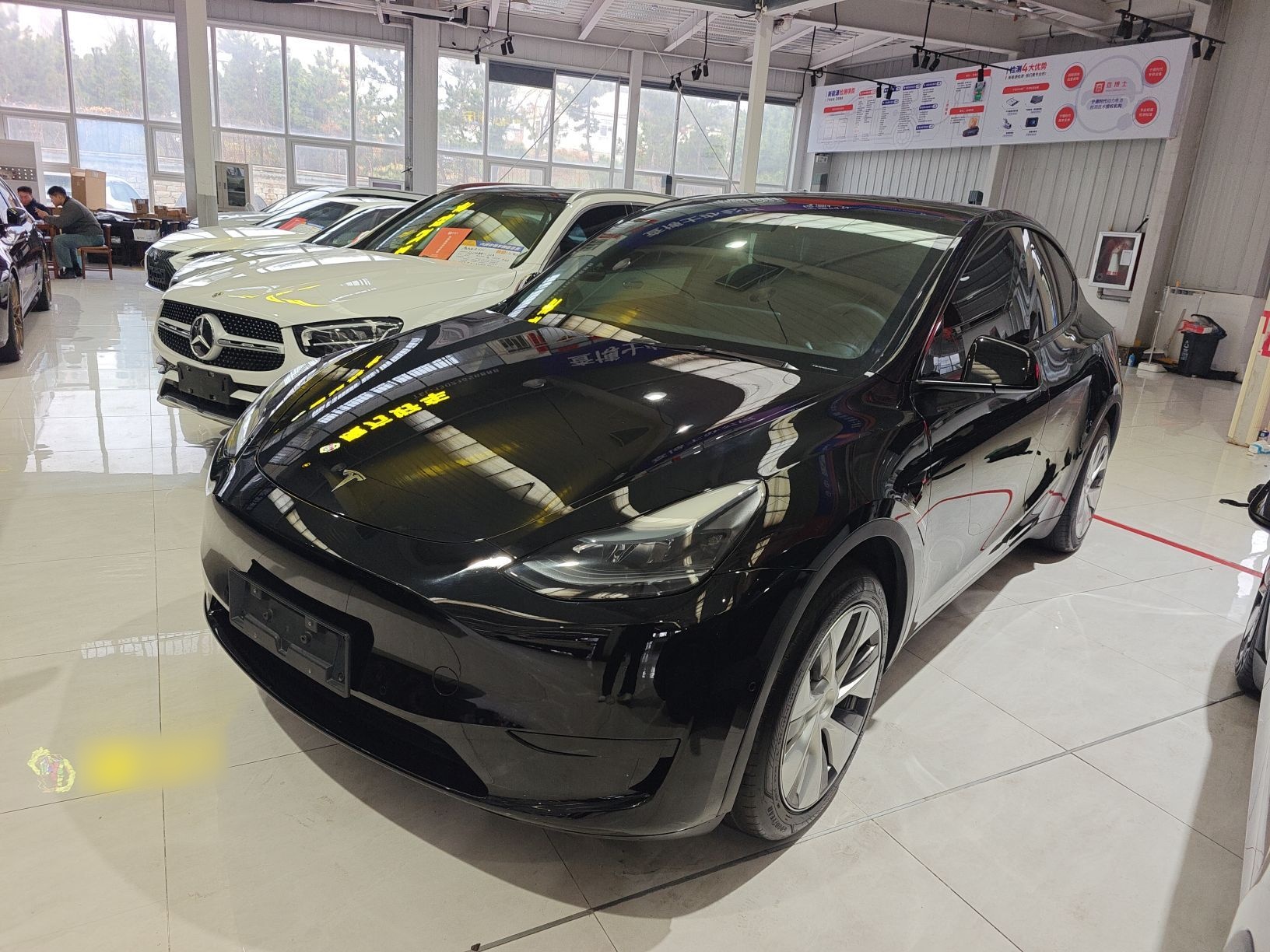 Под передней частью автомобиля