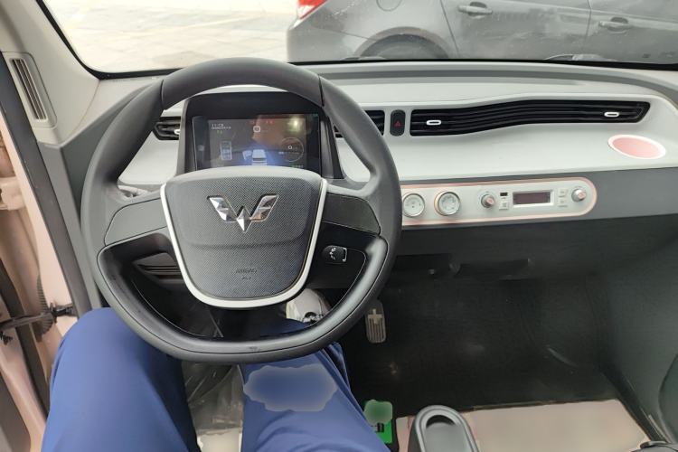 Used Wuling Hongguang MINIEV 2021 Macaron Fashion Model Lithium Iron Phosphate Center Console