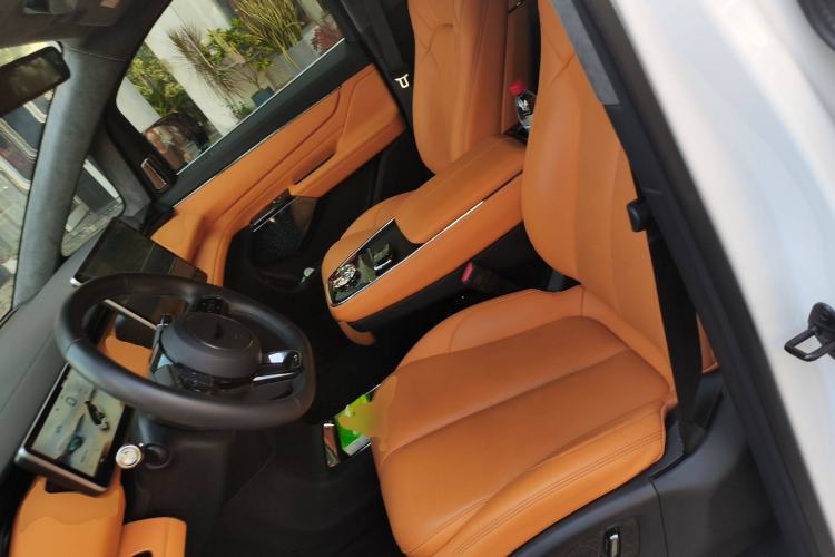 Used Geely Galaxy LEVC L380 2024 140-Degree 6-Seater All-Wheel-Drive Ultra