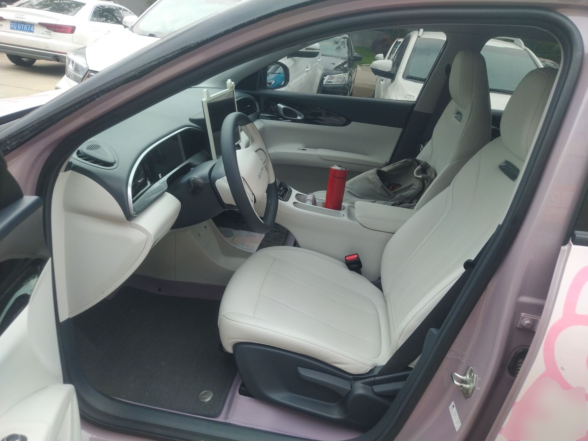 المقاعد الأمامية داخل السيارة