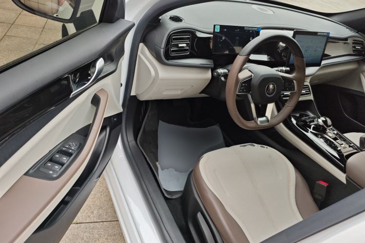 Used BYD Qin PLUS 2024 HONOR Edition DM-i 55KM Leading Model Driver Seat