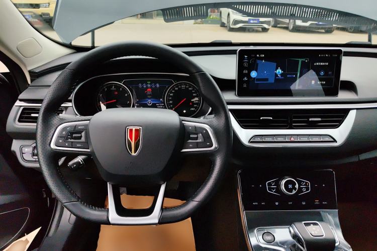 Used Hongqi H5 2022 Classic Model Facelift 1.8T Automatic Smart Connect Flagship Edition Center Console