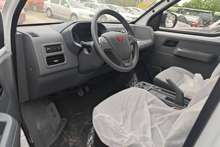 Used Wuling Yangguang 2024 300KM Comfort Version Passenger Van 75kW