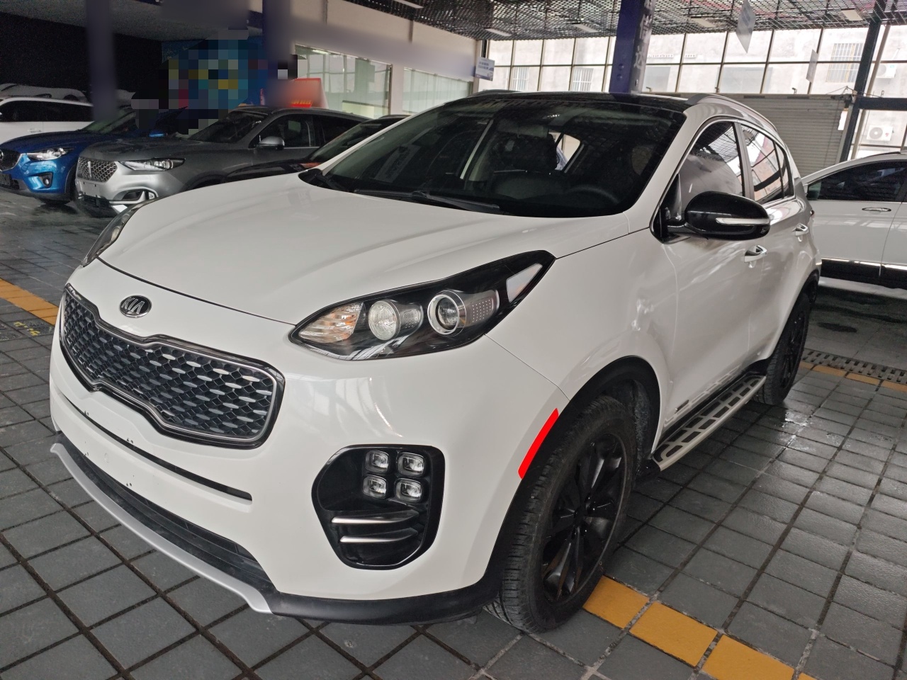 تحت مقدمة السيارة