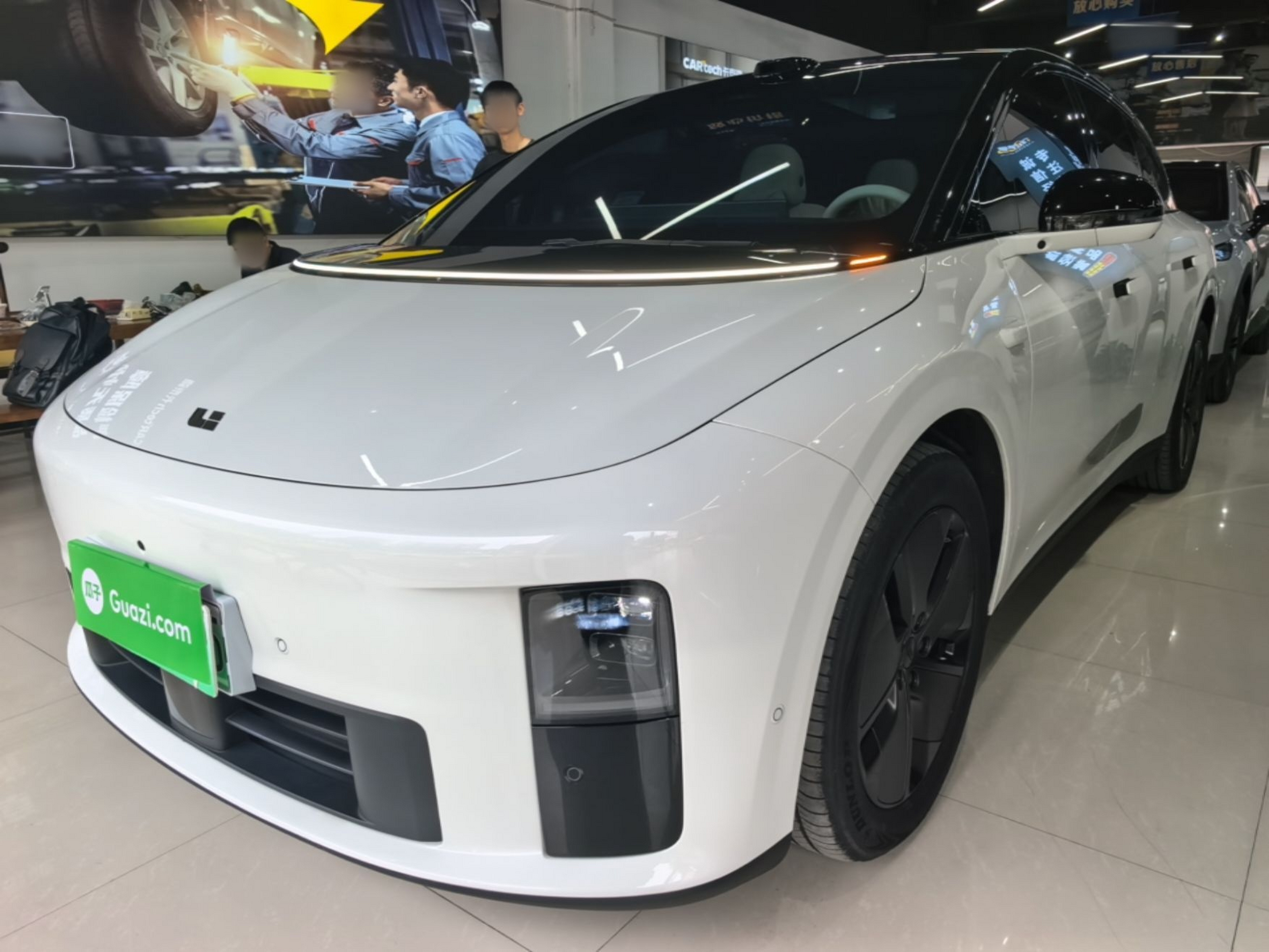 Unter der Vorderseite des Autos