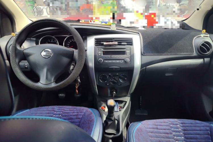 Used Nissan Livina 2015 1.6XE Manual Comfort Edition Center Console