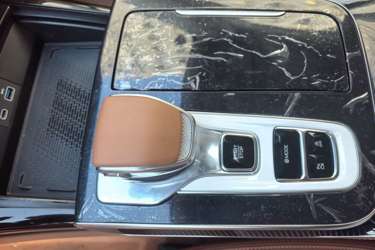 Used Hongqi H9 2025 Model Facelifted 2.0T Two-Wheel Drive Flag-Style Luxury Business Edition, 5 Seats