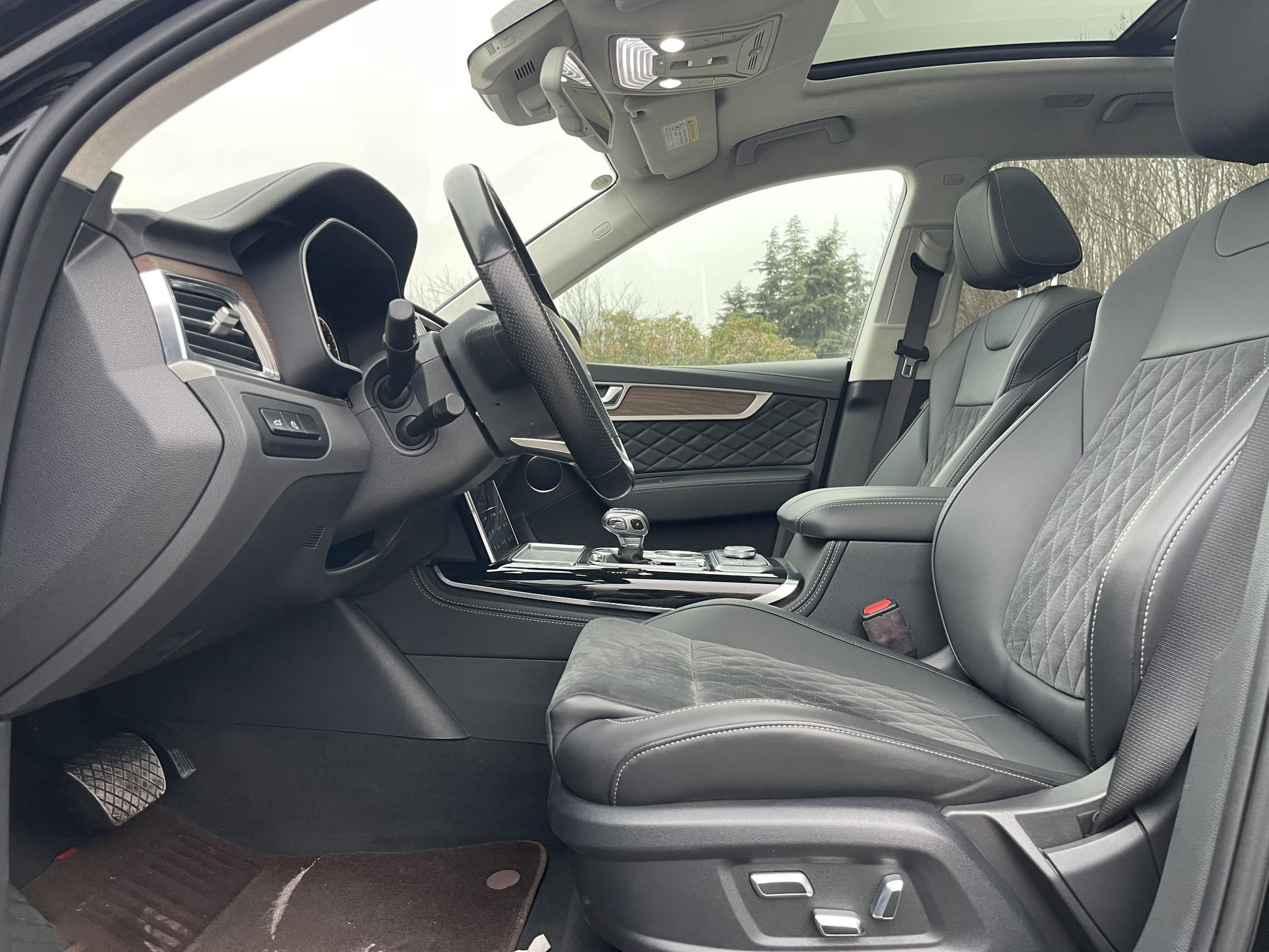 المقاعد الأمامية داخل السيارة