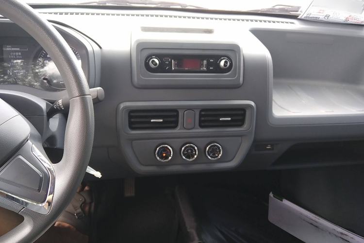 Used Wuling Yangguang 2024 300KM Comfort Version Passenger Van 75kW
