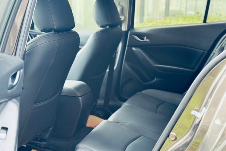 Used Mazda 3 Axela 2014 Sedan 1.5L Manual Comfort Model
