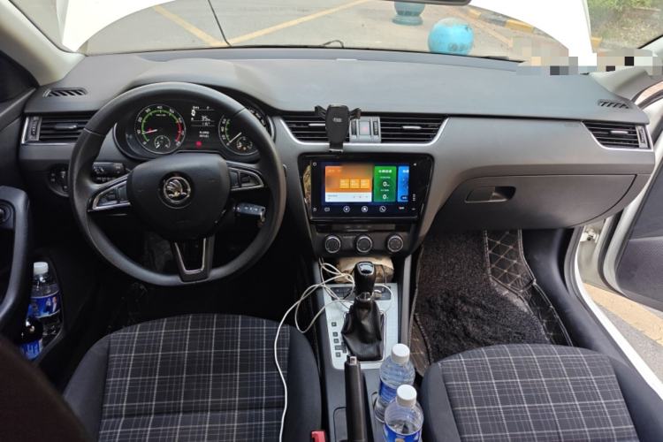 Used Skoda Octavia 2019 1.5L Automatic SmartDrive Comfort Edition China VI Standard Center Console