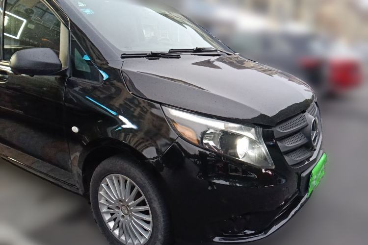 Used Mercedes-Benz V-Class  Front Right 45 Deg