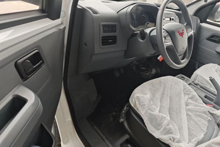 Used Wuling Yangguang 2025 Model 400km Bus Edition—Comfort Edition
