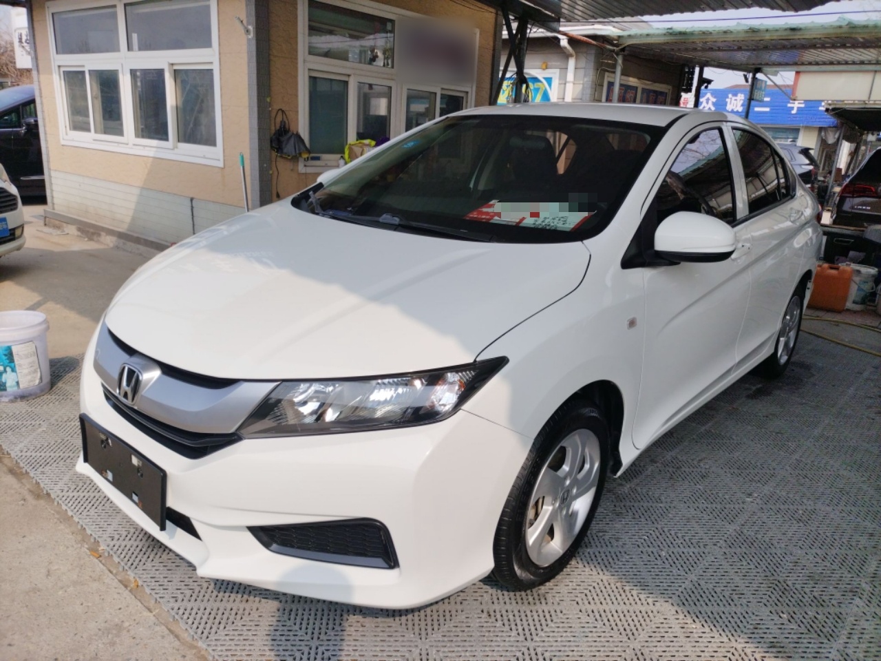 Под передней частью автомобиля