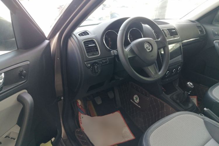 Used Skoda Yeti 2017 1.6L Manual Front-Wheel-Drive Version
