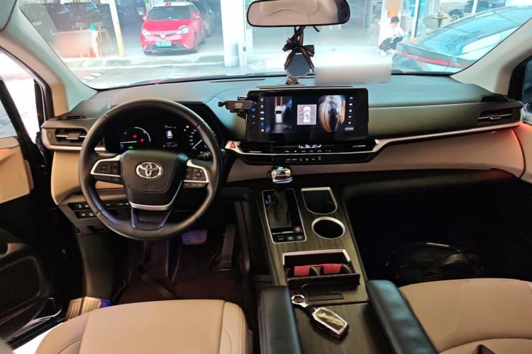 Used Toyota Sienna 2023 2.5L Hybrid Comfort Edition