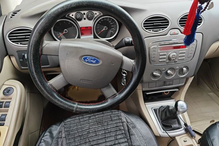 Used Ford Focus 2013 Sedan Classic 1.8L Manual Base Model Steering Wheel