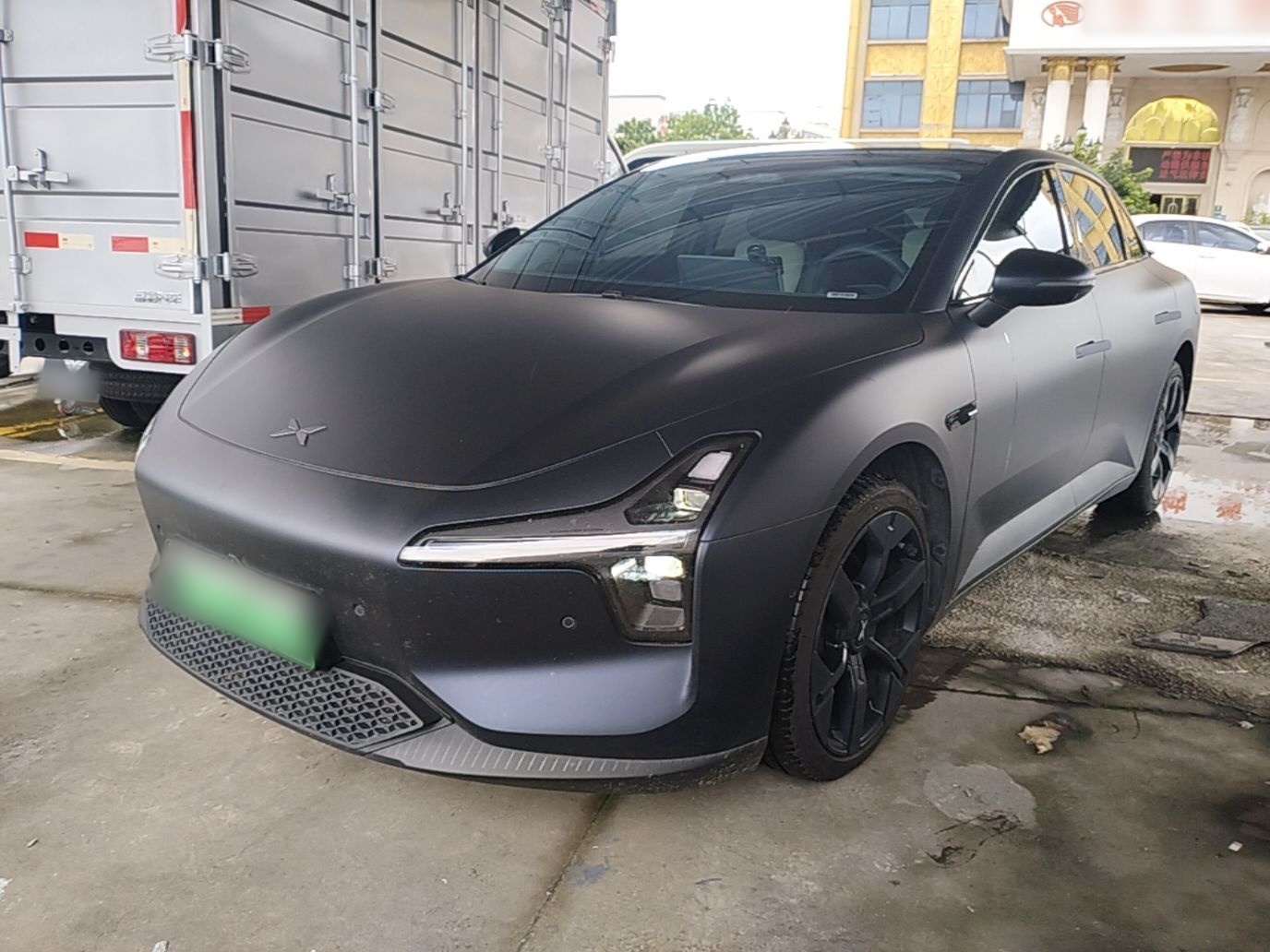 Unter der Vorderseite des Autos