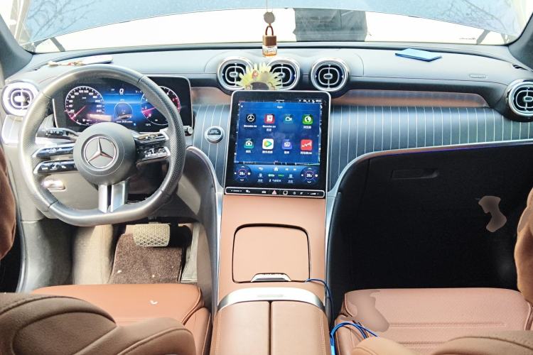 Used Mercedes-Benz GLC 2023 Facelift GLC 260 L 4MATIC Luxury Version 5 Seats Center Console