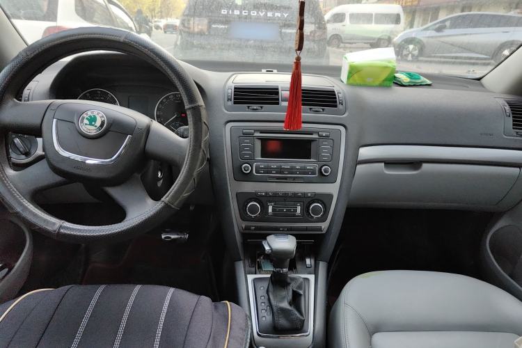 Used Skoda Octavia 2012 1.6L Automatic Yijun Edition Center Console