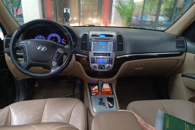 Used Hyundai Santa Fe Classic 2010 2.4 Luxury Edition 7-Seater Four-Wheel Drive Center Console