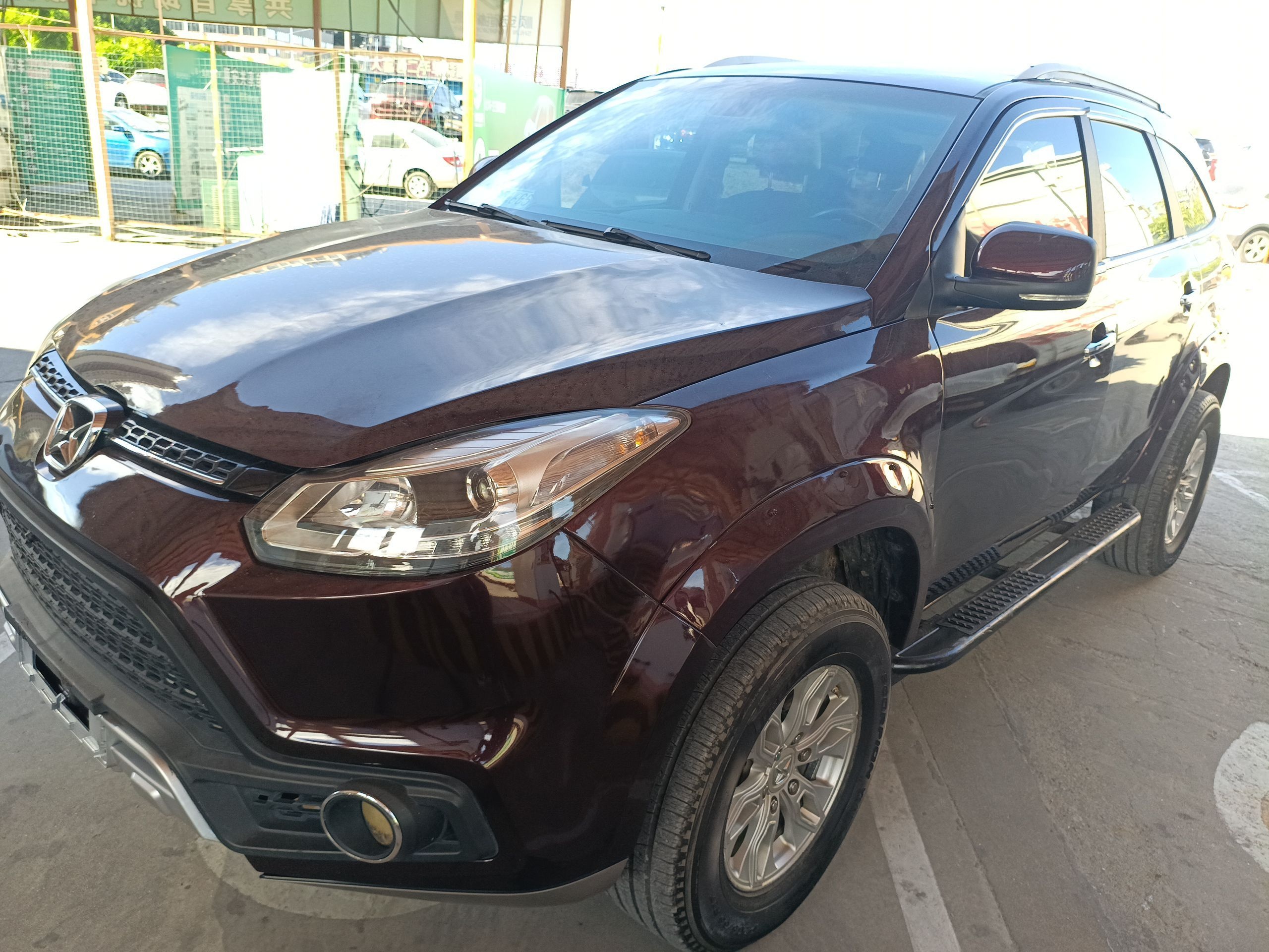 تحت مقدمة السيارة