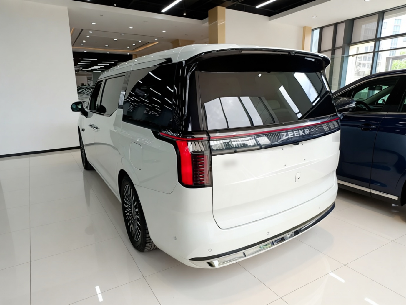 Zeekr 009 2024 7-Seater Walk-Through Version Four-Wheel Drive 108 kWh — снимка 4