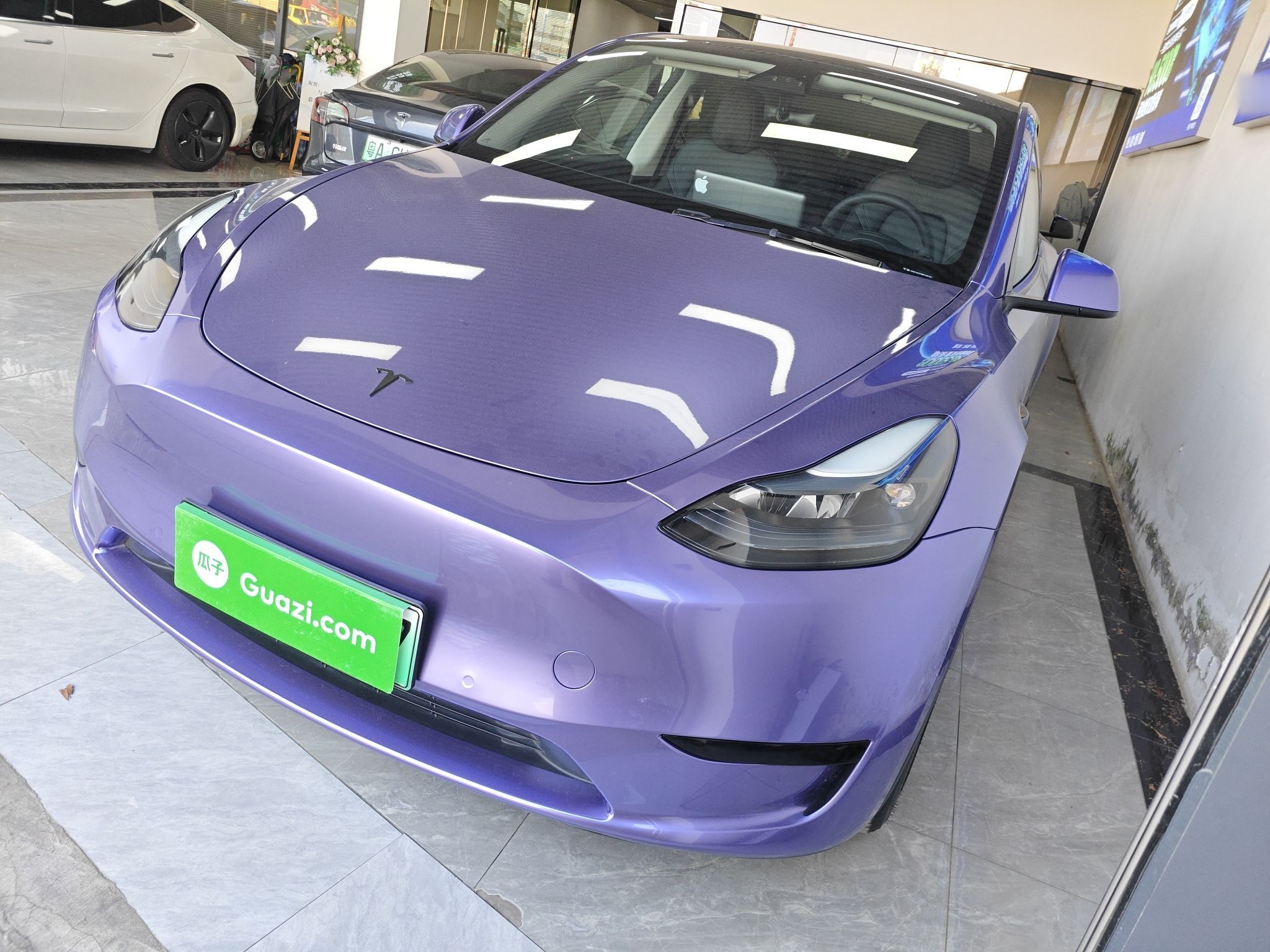 تحت مقدمة السيارة