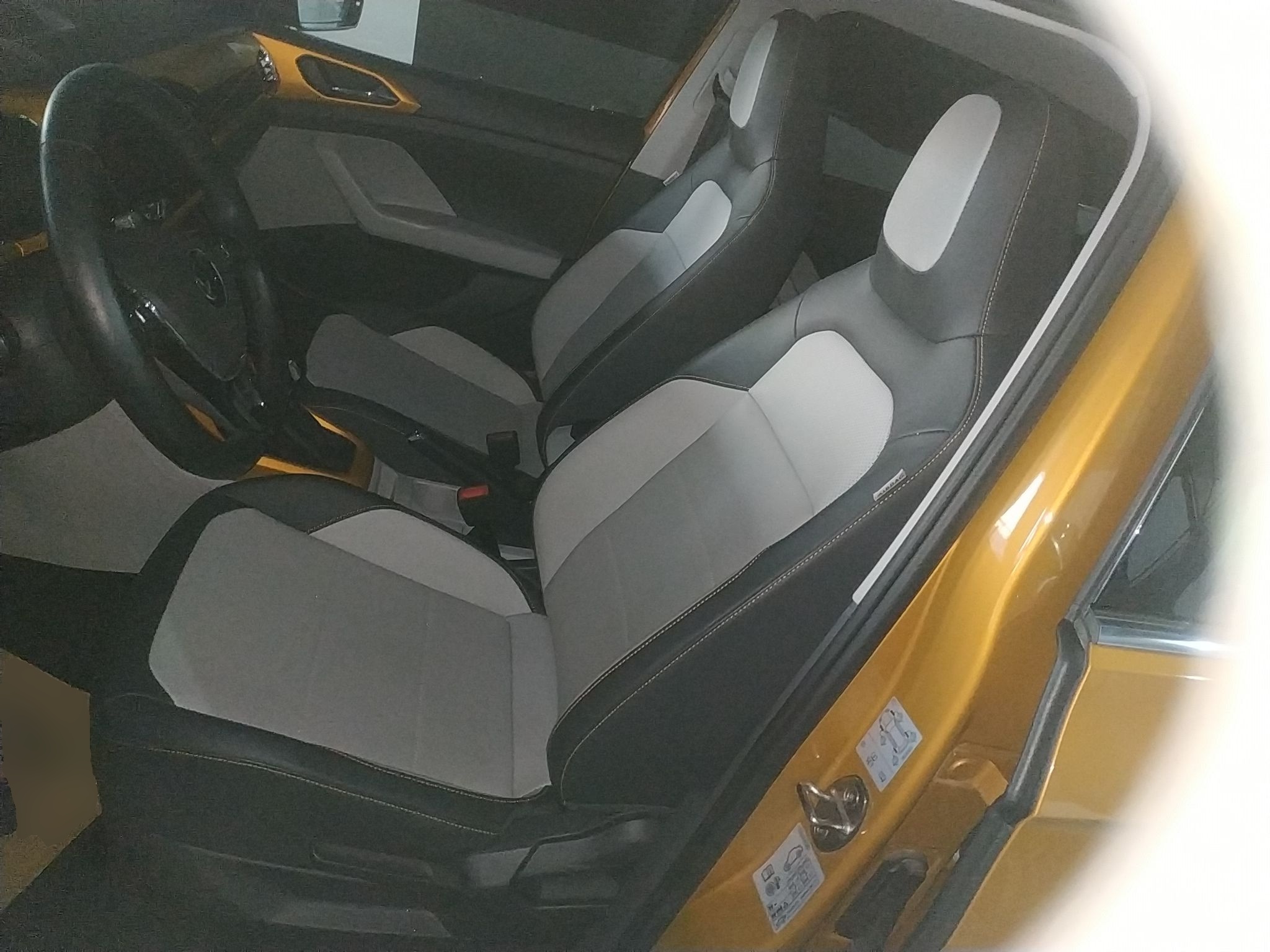 المقاعد الأمامية داخل السيارة