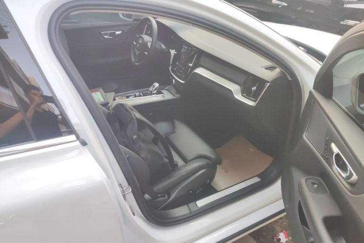 Used Volvo S60 2025 B4 Zhiyuan Luxury Edition
