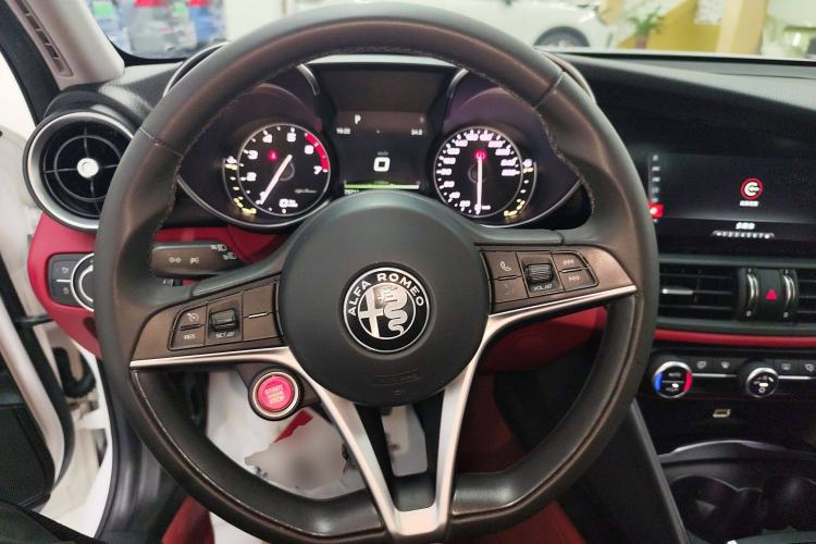 Used Alfa Romeo Giulia 2017 2.0T 200HP Luxury Edition
