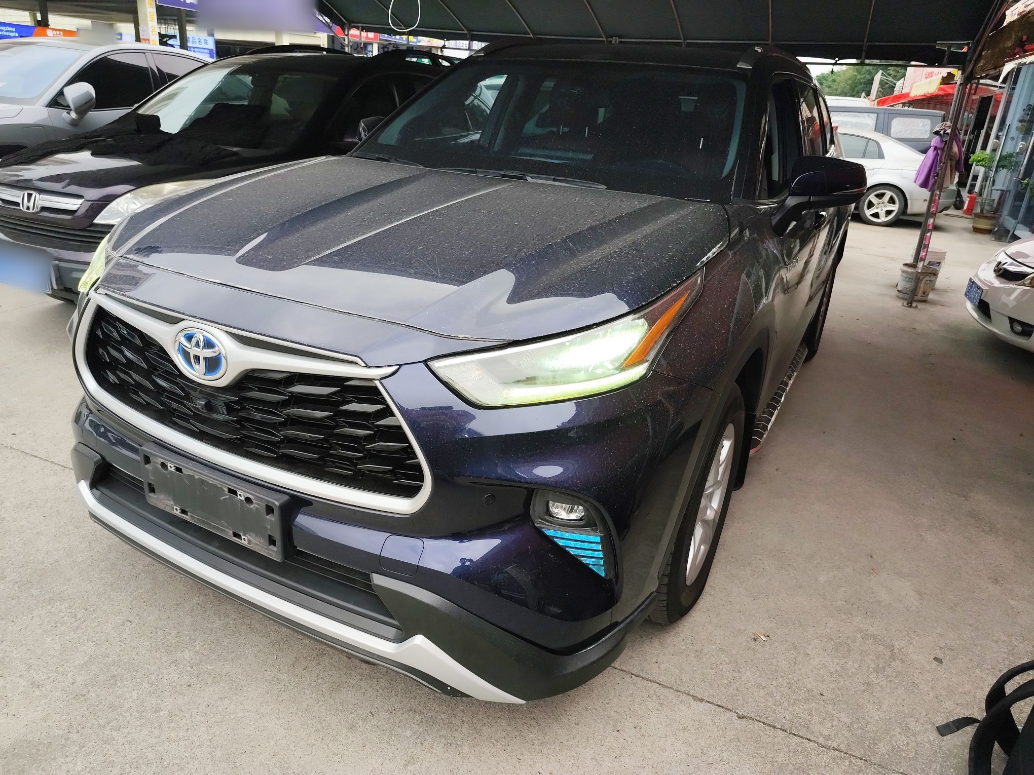 Под передней частью автомобиля