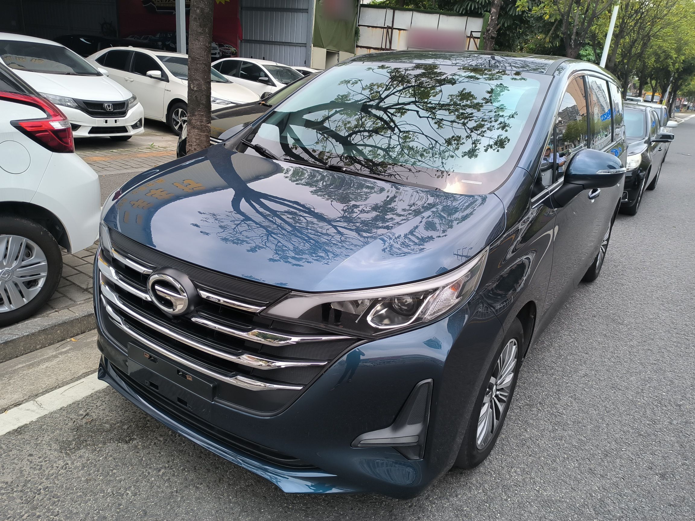 Под передней частью автомобиля