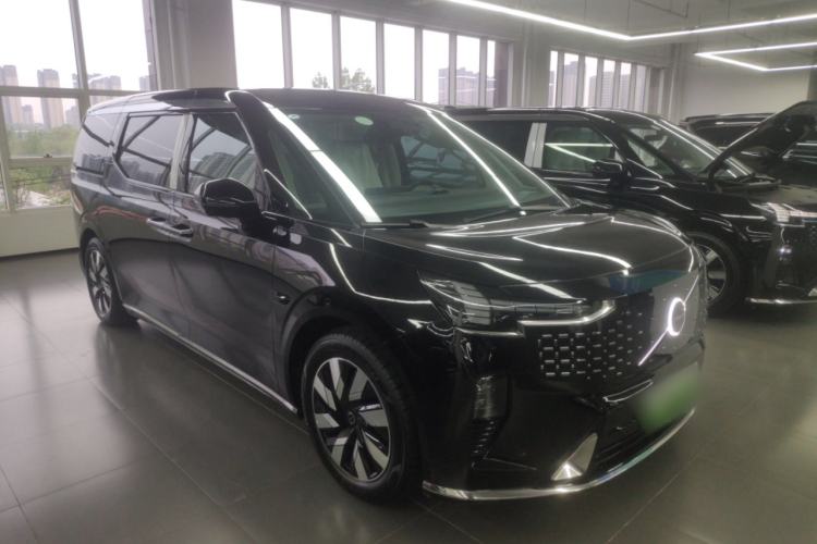 Used Volvo EM90 2025 Ultra Six-Seater Front Right 45 Deg