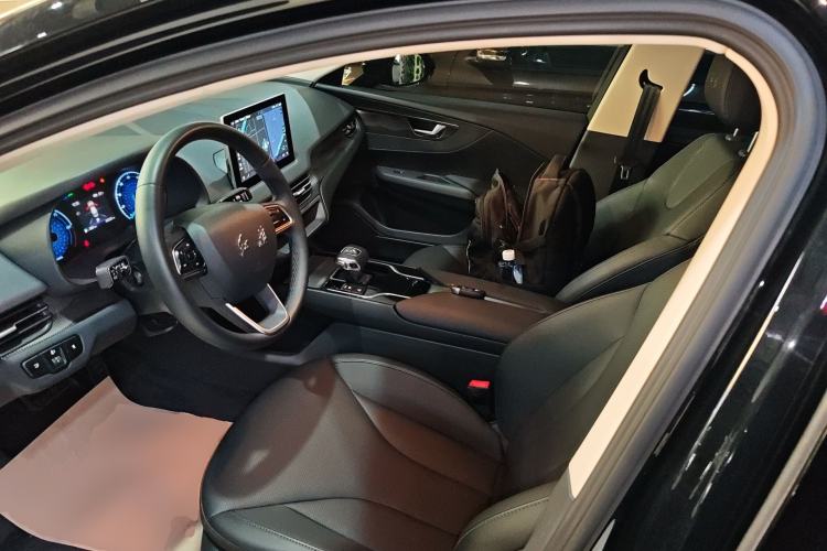 Used Hongqi E-QM5 2022 431 km Charge & Enjoy Edition
